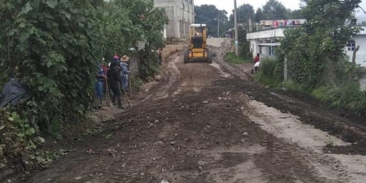 Caminos concluye mantenimiento de carretera rural de Quetzaltenango