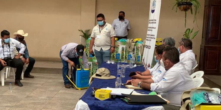 Agricultores de Jutiapa reciben bombas de agua