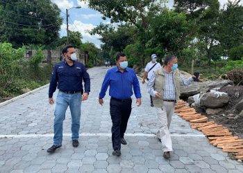 Supervisan mejoramiento de camino rural en Siquinalá, Escuintla