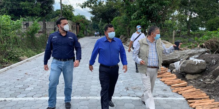 Supervisan mejoramiento de camino rural en Siquinalá, Escuintla
