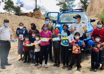 PNC lleva juguetes e interactúa con niñez de Momostenango