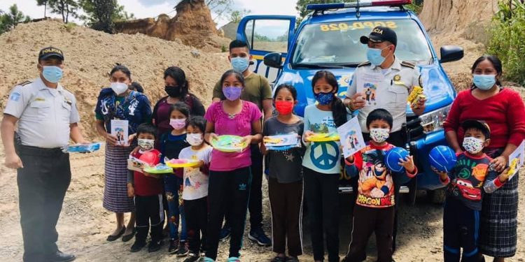 PNC lleva juguetes e interactúa con niñez de Momostenango
