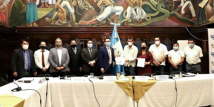 Unifican esfuerzos para la preservación del lago Petén Itzá