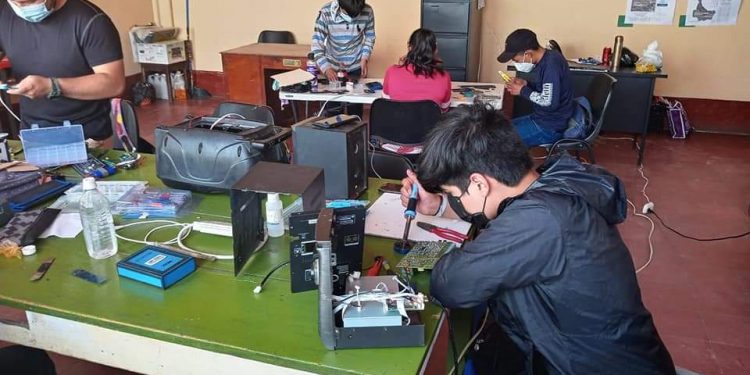 Adolescentes de Huehuetenango se capacitan en tecnología celular