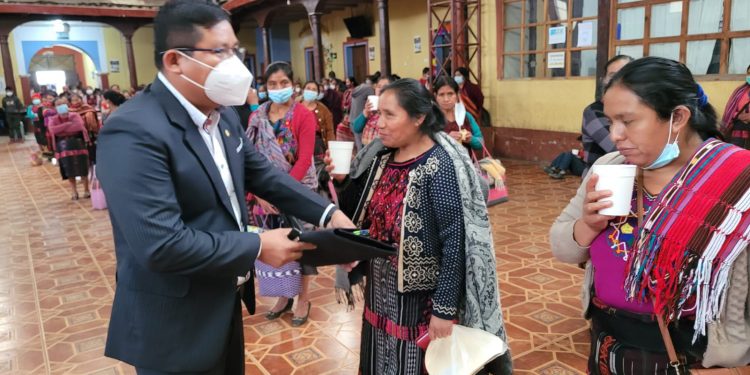 Entregan aporte del bono social en Chichicastenango
