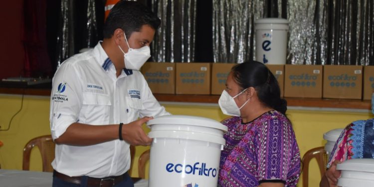 Donación de ecofiltros contribuye al bienestar de familias quetzaltecas
