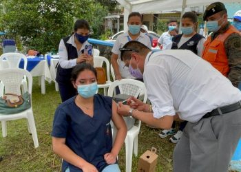 Salud instala puesto de vacunación contra el COVID-19 en frontera El Carmen