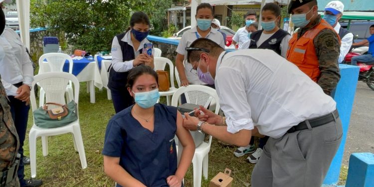 Salud instala puesto de vacunación contra el COVID-19 en frontera El Carmen