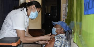 Salud extiende horario de vacunación contra COVID-19 en San Vicente Pacaya