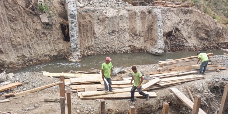 Avanzan trabajos para reponer puente vehicular en Estanzuela