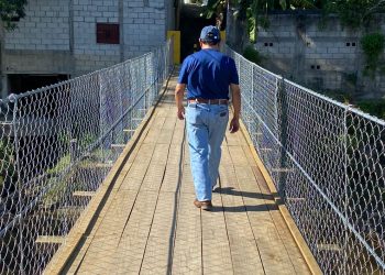 Sustituyen puente colgante en comunidad afectada por Eta y Iota