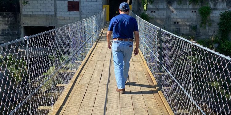 Sustituyen puente colgante en comunidad afectada por Eta y Iota