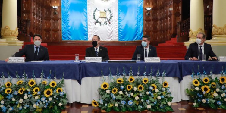 Gobierno y Fundesa firman convenio sobre plan Guatemala no se Detiene