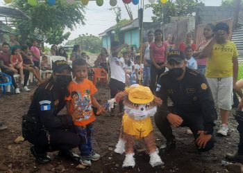 PNC de Escuintla comparte con niños