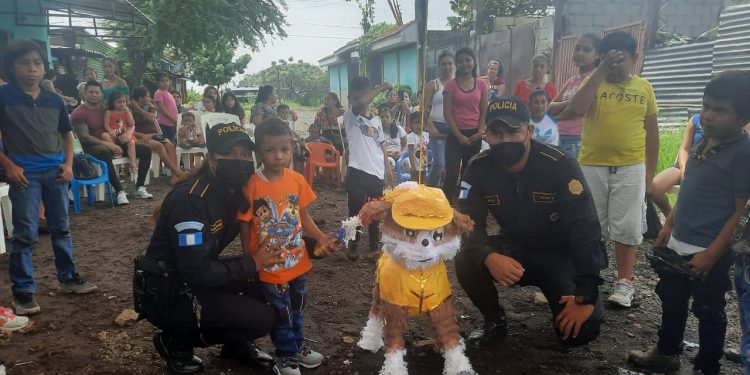 PNC de Escuintla comparte con niños