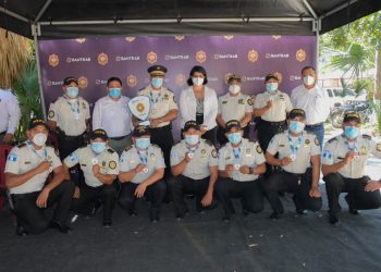 Premian a agentes de la PNC de Baja Verapaz por el menor índice delincuencial