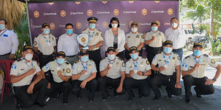 Premian a agentes de la PNC de Baja Verapaz por el menor índice delincuencial