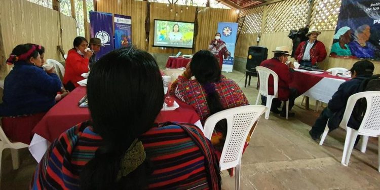 Personal de Salud y representantes del área Ixil dialogan sobre vacunación contra el COVID-19