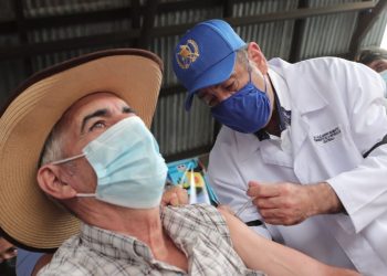 Mandatario participa en jornada de vacunación contra el coronavirus en Zacapa