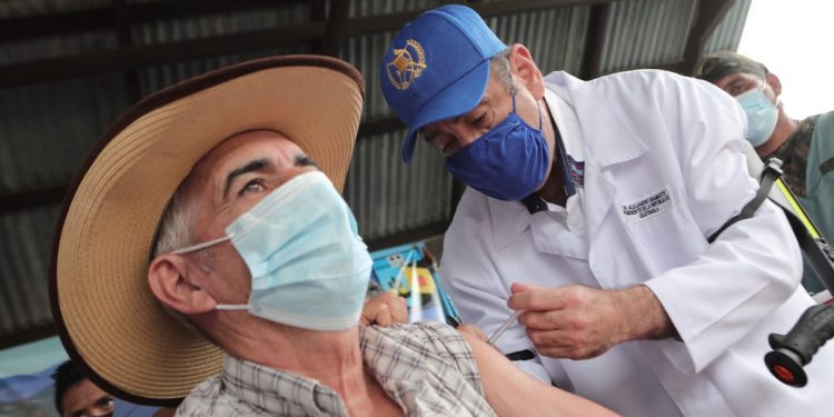 Mandatario participa en jornada de vacunación contra el coronavirus en Zacapa