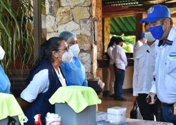 Presidente lidera vacunación contra el COVID-19 en Chiquimula