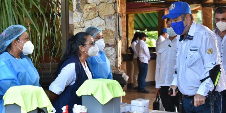 Presidente lidera vacunación contra el COVID-19 en Chiquimula