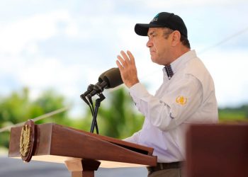 Presidente propone albergar Cumbre del Clima en Petén el próximo año