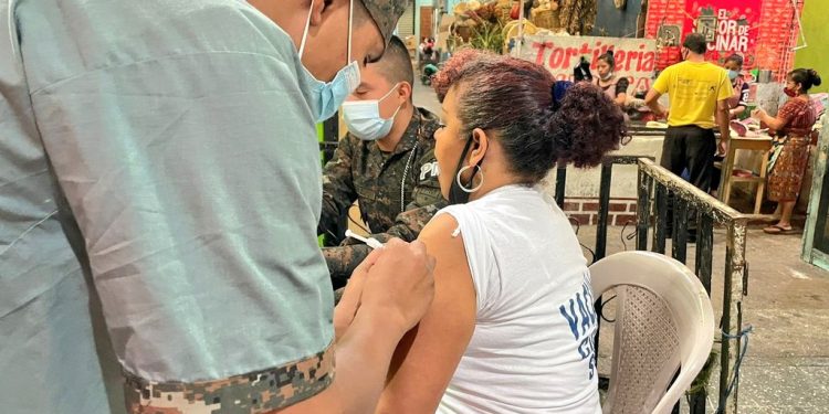 Vendedores del mercado Sur 2, ubicado en la zona 1 de la ciudad, reciben vacuna contra COVID-19