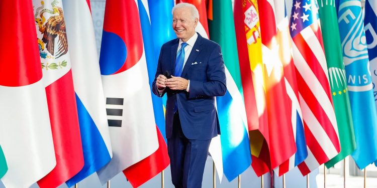 Biden pide a sus socios esfuerzos para resolver la escasez de suministros