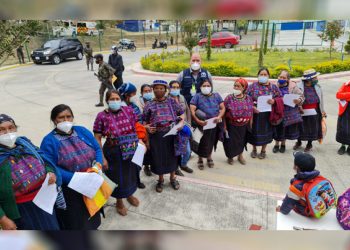 Las comadronas guatemaltecas promueven la vacunación contra el coronavirus (COVID-19).