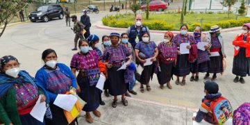 Las comadronas guatemaltecas promueven la vacunación contra el coronavirus (COVID-19).