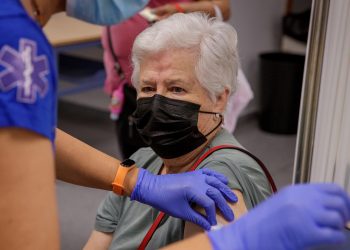 Los casos semanales de COVID-19 suben tras 2 meses de descensos, 18 % en Europa