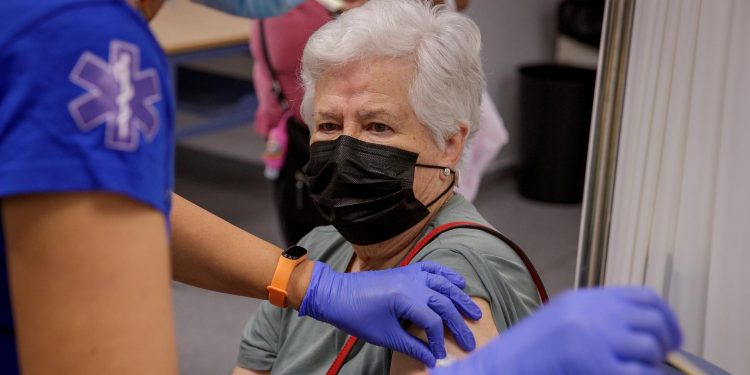 Los casos semanales de COVID-19 suben tras 2 meses de descensos, 18 % en Europa