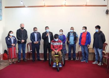Entregan sillas de ruedas a niños y adultos en Momostenango, Totonicapán