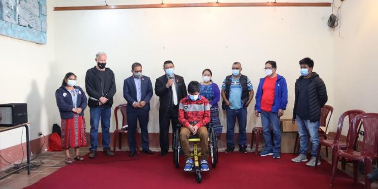 Entregan sillas de ruedas a niños y adultos en Momostenango, Totonicapán
