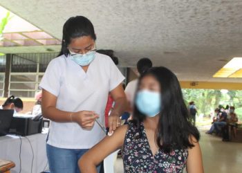 Continúa inmunización de niños mayores de 12 años en Retalhuleu