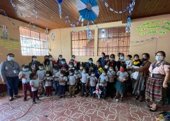 SOSEP entrega juguetes a niños en Santa María Chiquimula, Totonicapán