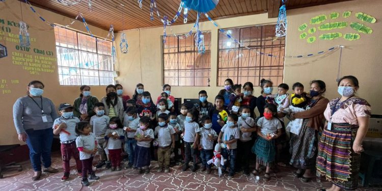 SOSEP entrega juguetes a niños en Santa María Chiquimula, Totonicapán
