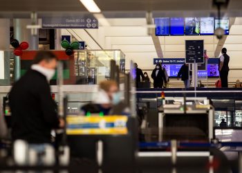 EE. UU. eximirá a los niños del requisito de vacunación para la entrada aérea al país