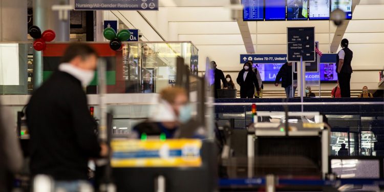 EE. UU. eximirá a los niños del requisito de vacunación para la entrada aérea al país