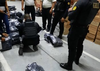 Entregan uniformes y botas a los agentes de la Policía Nacional Civil