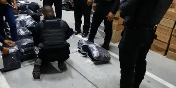 Entregan uniformes y botas a los agentes de la Policía Nacional Civil