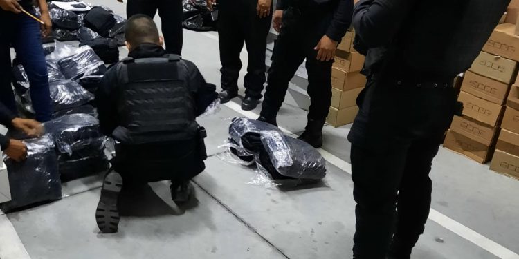 Entregan uniformes y botas a los agentes de la Policía Nacional Civil