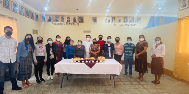 Capacitan a jóvenes en repostería en San Pedro Soloma