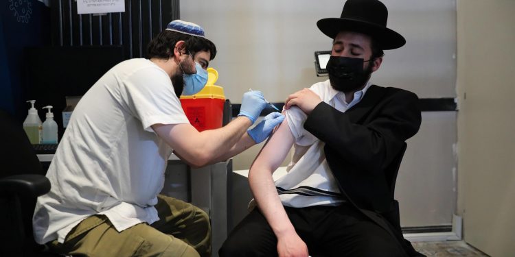 Israel activa el nuevo “pase verde” con QR para recuperados o con tres dosis