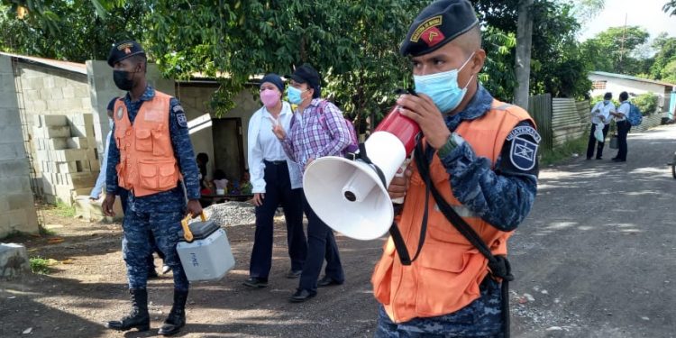 Soldados apoyan plan de vacunación domiciliar en Izabal