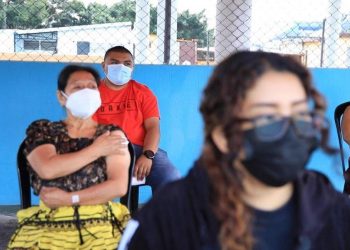 Llevan jornada de vacunación contra COVID-19 al mercado La Presidenta