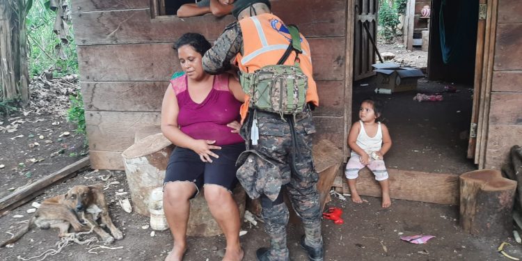 Vacunación casa por casa: Ejército de Guatemala apoya con más de 75 equipos móviles