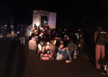 PNC localiza a 126 migrantes dentro de un contender en Escuintla