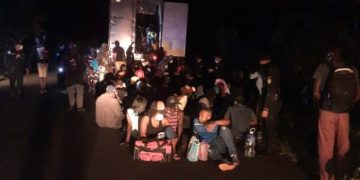 PNC localiza a 126 migrantes dentro de un contender en Escuintla
